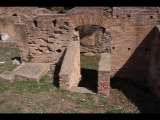 03089 ostia - regio i - insula ii - caseggiato del pantomimo apolausto and caseggiato del balcone ligneo (i,ii,2.6) - raum 27 (innenhof) - von der treppe an westseite - ri o - ri raum 28 - 09-2022.jpg